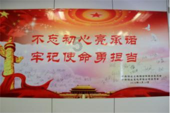 凤凰传奇组合里面的两个人的名字是？游戏画面