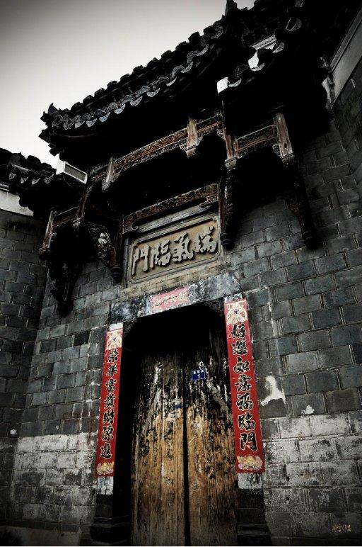 探索白色V领小衫,简单个性又帅气,美得很的很高调,你喜欢吗?红迪网平台-分享交流讨论社区