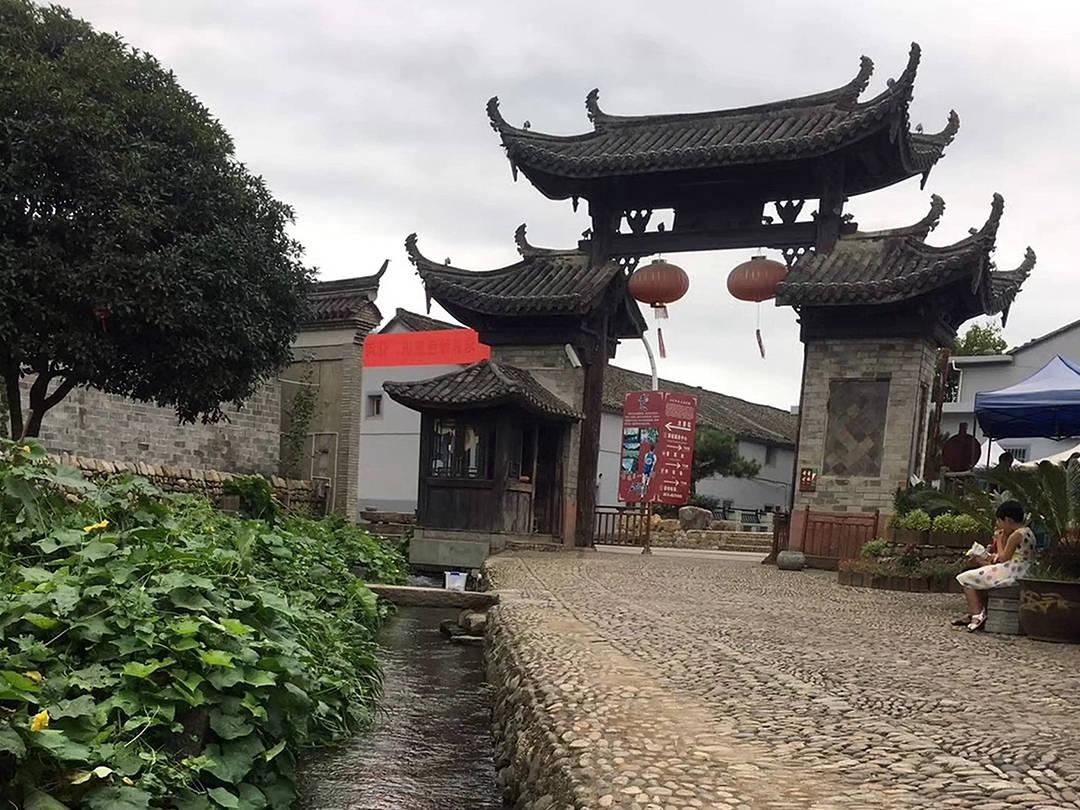 针织T恤+浅蓝色热裤，小姐姐这样穿好看吗？游戏画面