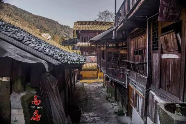 黑色吊带搭配牛仔裤，时尚又潮流，这样的风格你会喜欢吗？游戏画面